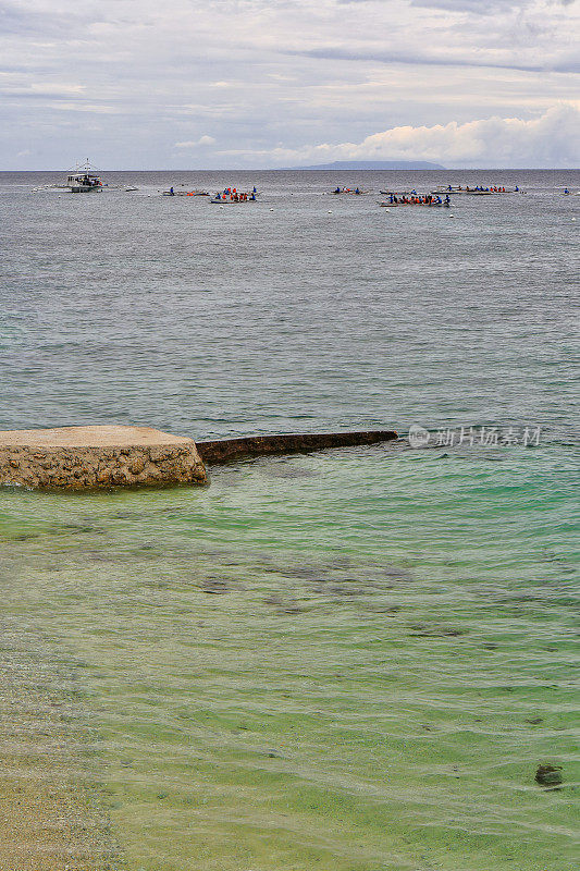 带着游客的划艇准备观赏鲸鲨。Oslob-Cebu island-Philippines。0566